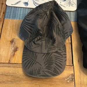 Women’s ‘47 brand baseball hat with grey palm leaf print